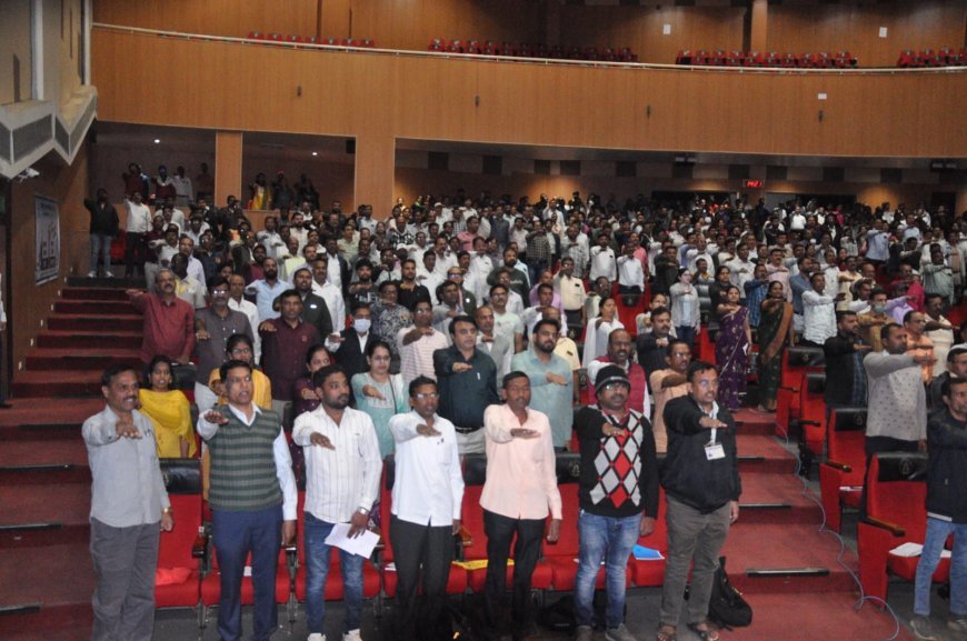 मतदार जनजागृती अभियानांतर्गत ५१०० अधिकारी-कर्मचाऱ्यांनी घेतली शपथ.